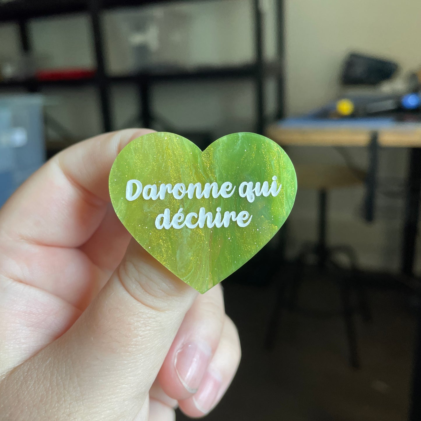 Broche "Daronne qui déchire" en acrylique marbrée verte et dorée à paillettes