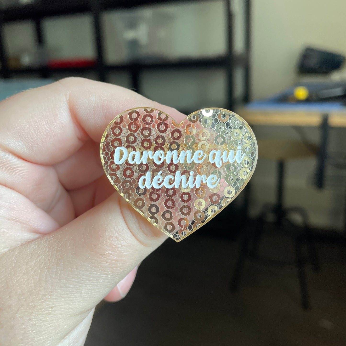 Broche "Daronne qui déchire" en acrylique japonaise transparente avec des sequins dorés