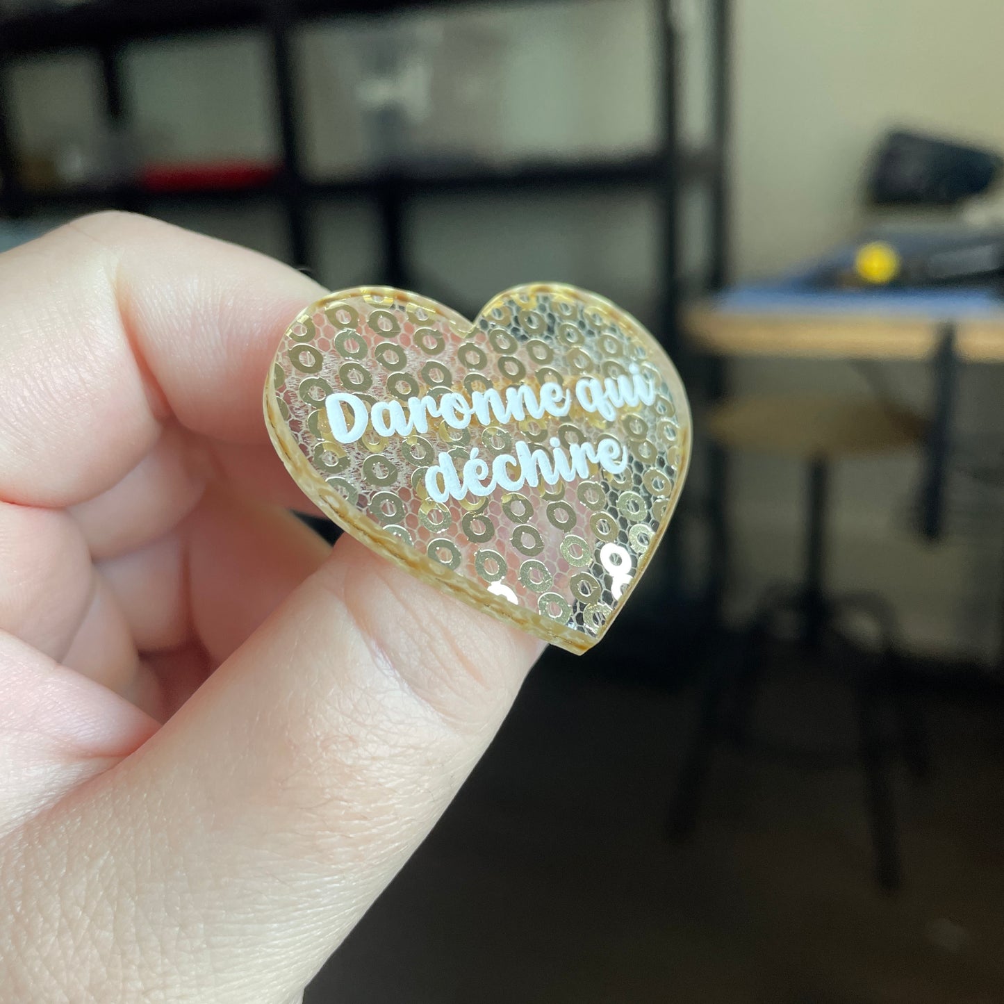 Broche "Daronne qui déchire" en acrylique japonaise transparente avec des sequins dorés