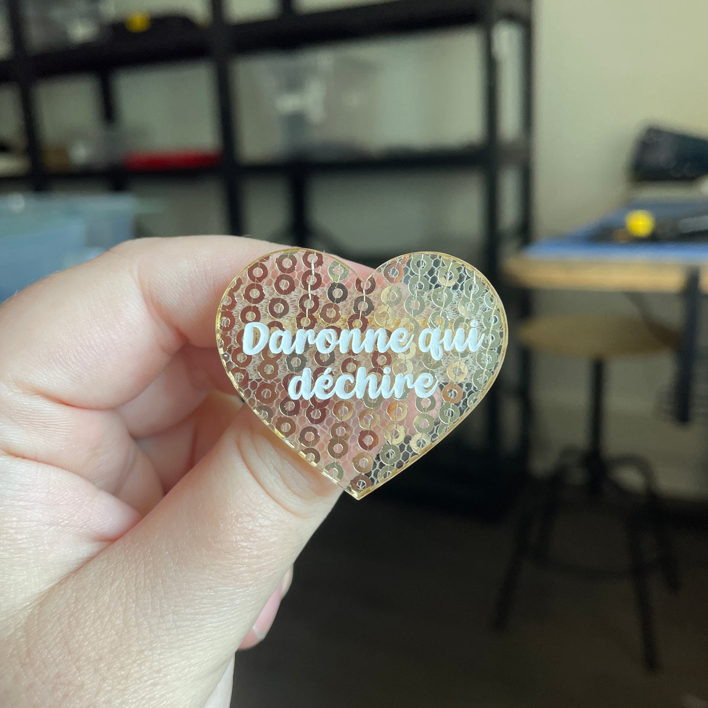 Broche "Daronne qui déchire" en acrylique japonaise transparente avec des sequins dorés