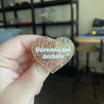 Broche "Daronne qui déchire" en acrylique japonaise transparente avec des sequins dorés