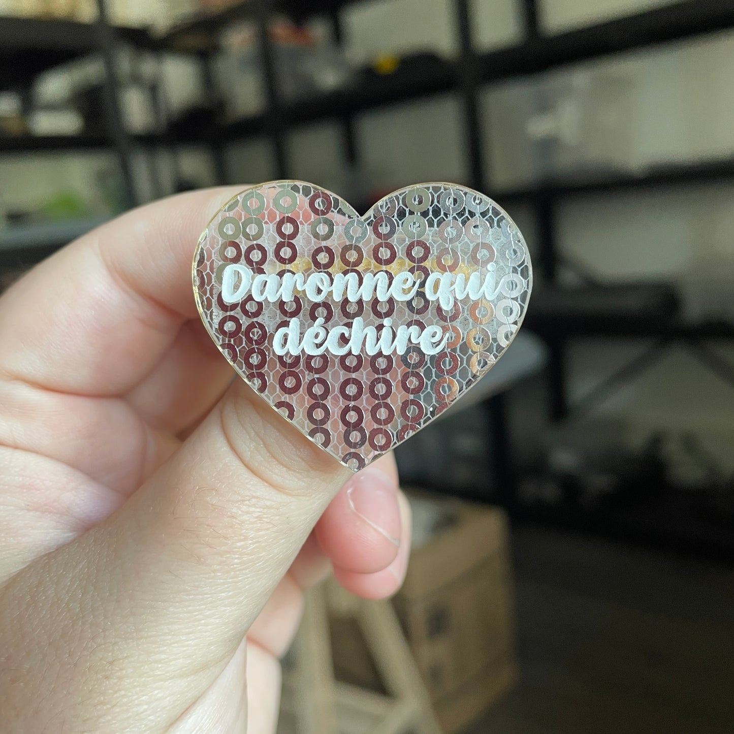 Broche "Daronne qui déchire" en acrylique japonaise transparente avec des sequins argentés
