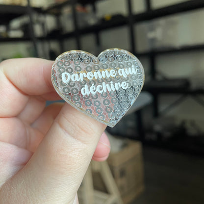 Broche "Daronne qui déchire" en acrylique japonaise transparente avec des sequins argentés