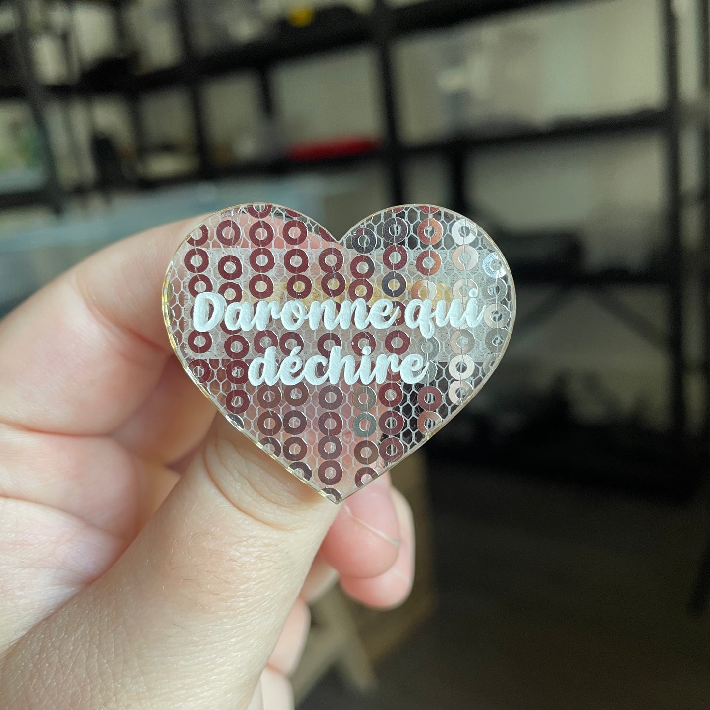 Broche "Daronne qui déchire" en acrylique japonaise transparente avec des sequins argentés