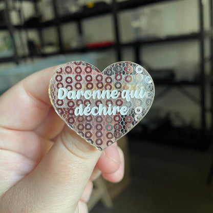 Broche "Daronne qui déchire" en acrylique japonaise transparente avec des sequins argentés