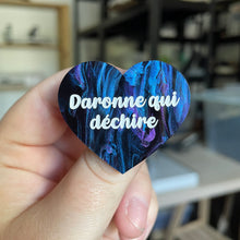 Charger l&#39;image dans la galerie, Broche &quot;Daronne qui déchire&quot; en acrylique marbrée noire, bleue et violette