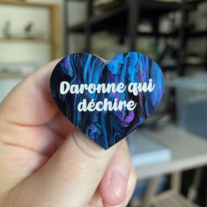 Broche "Daronne qui déchire" en acrylique marbrée noire, bleue et violette