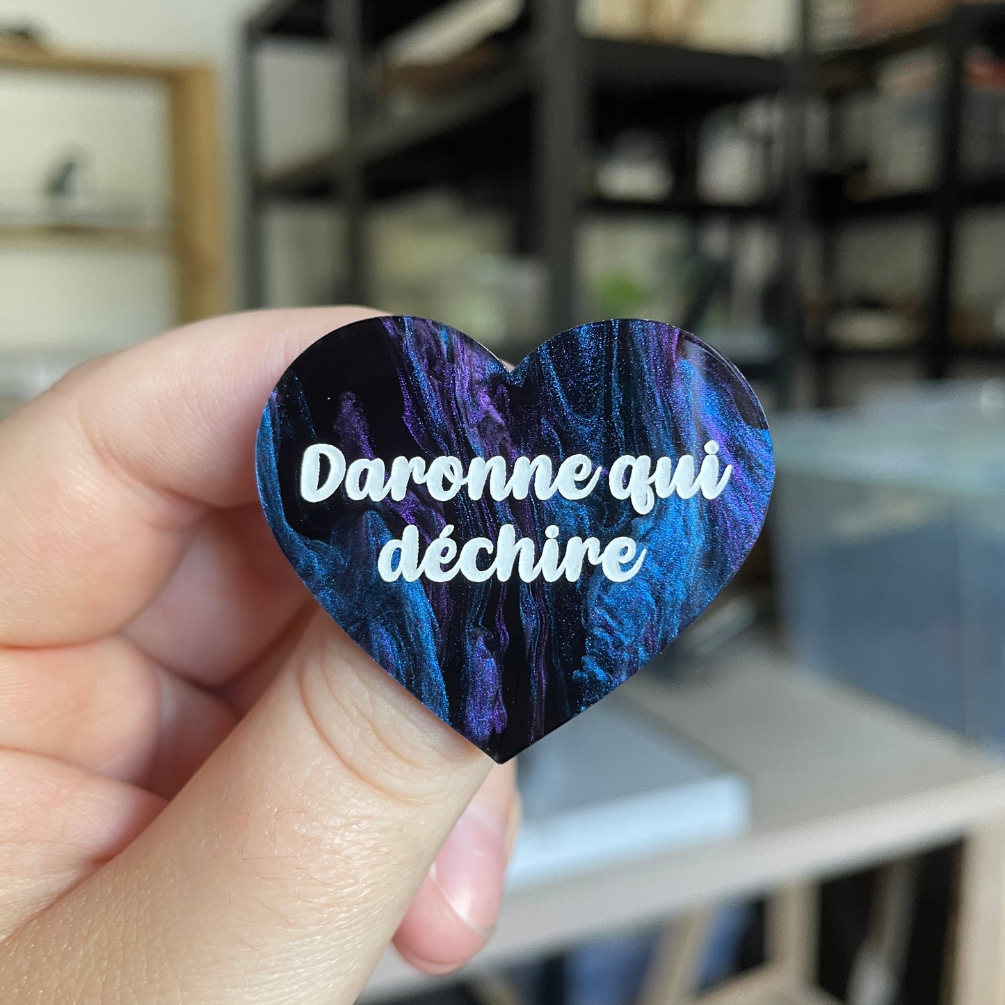 Broche "Daronne qui déchire" en acrylique marbrée noire, bleue et violette