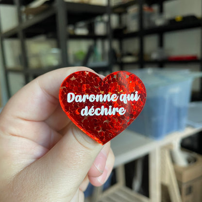 Broche "Daronne qui déchire" en acrylique semi-transparente avec des confettis rouges
