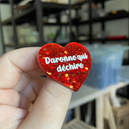 Broche "Daronne qui déchire" en acrylique semi-transparente avec des confettis rouges