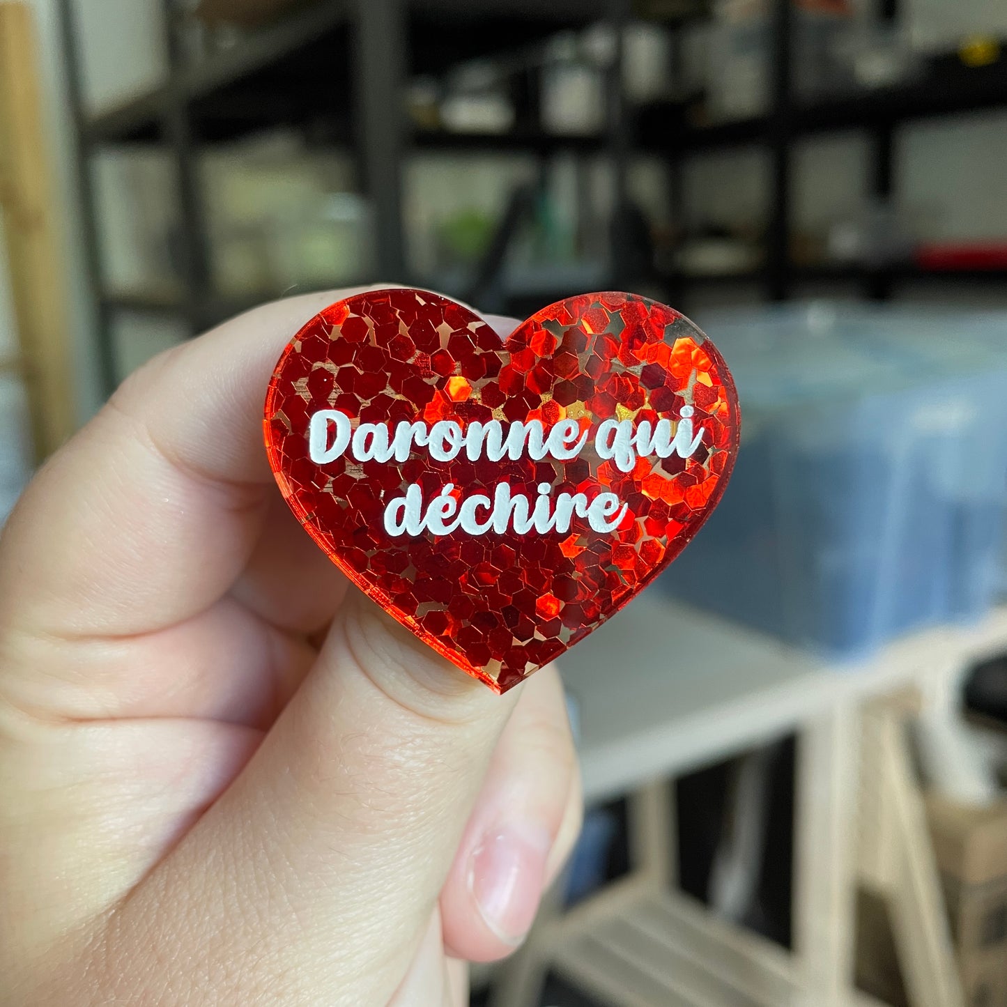 Broche "Daronne qui déchire" en acrylique semi-transparente avec des confettis rouges