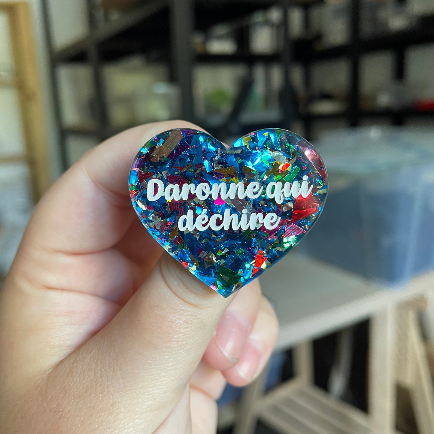 Broche "Daronne qui déchire" en acrylique transparente avec des éclats de confettis bleus et multicolores