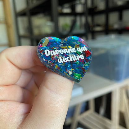 Broche "Daronne qui déchire" en acrylique transparente avec des éclats de confettis bleus et multicolores