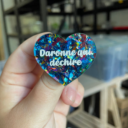 Broche "Daronne qui déchire" en acrylique transparente avec des éclats de confettis bleus et multicolores