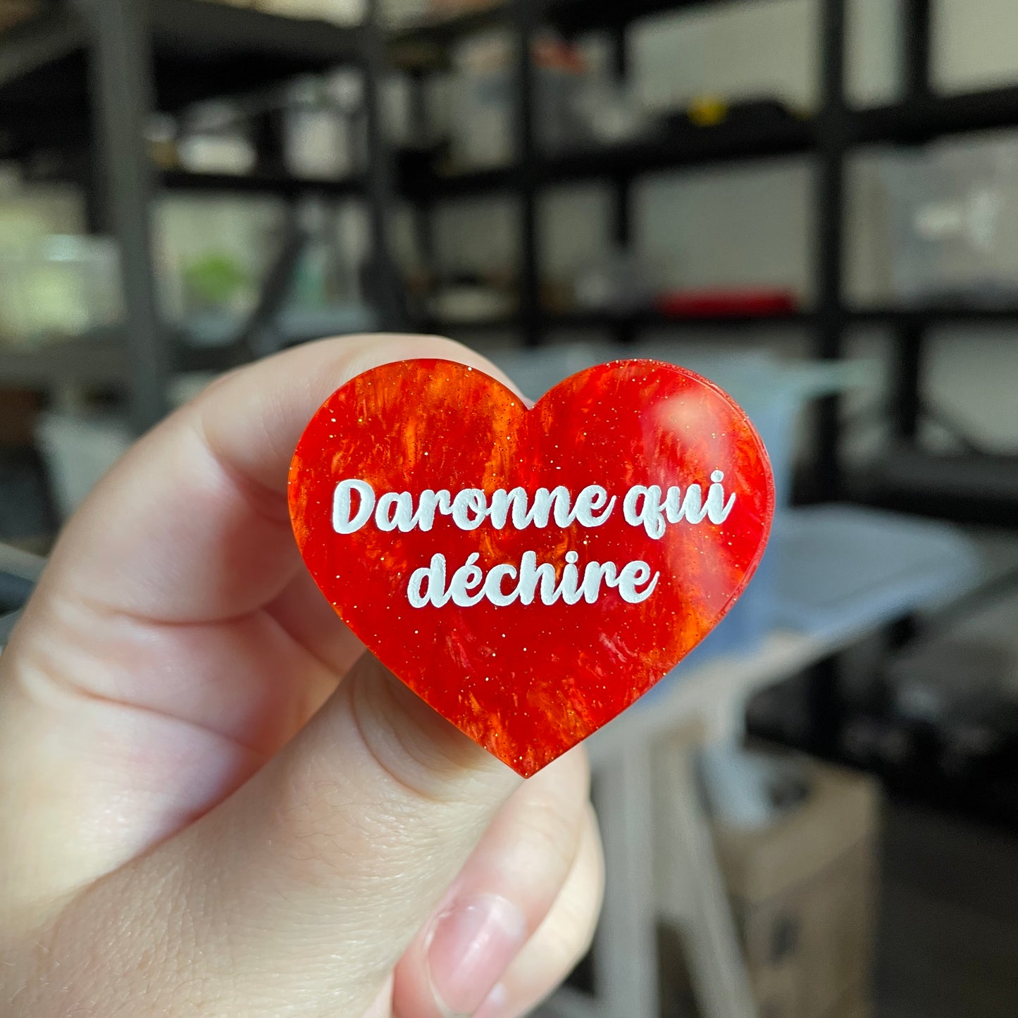 Broche "Daronne qui déchire" en acrylique marbrée orange à paillettes