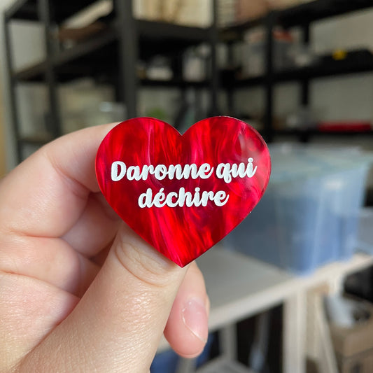 Broche "Daronne qui déchire" en acrylique marbrée rouge