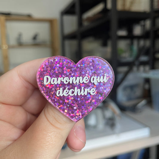 Broche "Daronne qui déchire" en acrylique semi-transparente avec des confettis violets