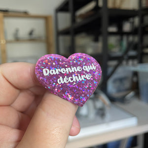Broche "Daronne qui déchire" en acrylique semi-transparente avec des confettis violets