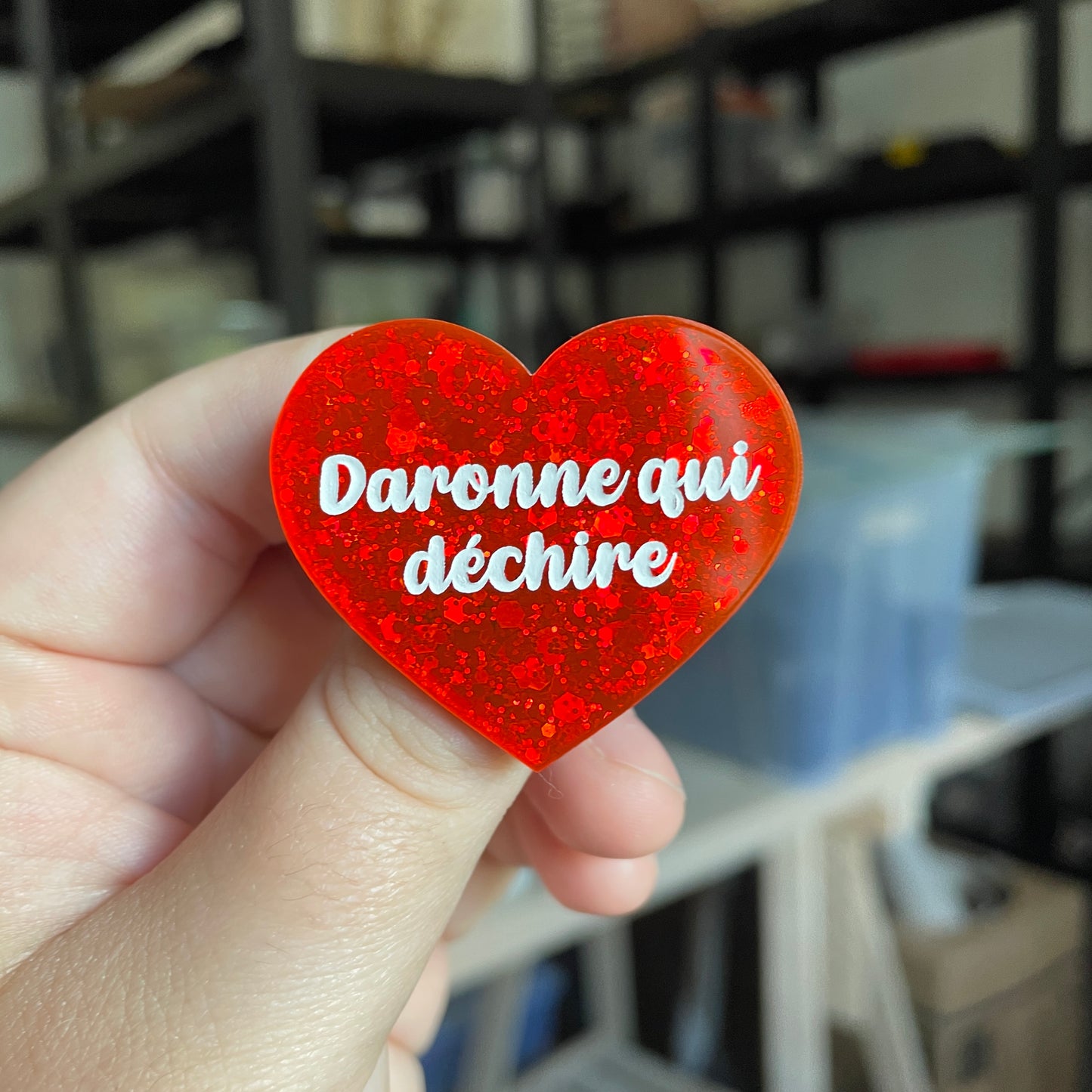 Broche "Daronne qui déchire" en acrylique à paillettes rouges orangées