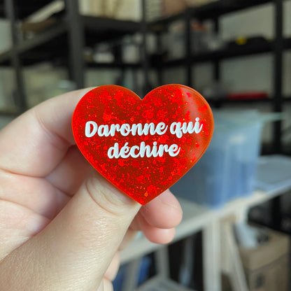 Broche "Daronne qui déchire" en acrylique à paillettes rouges orangées