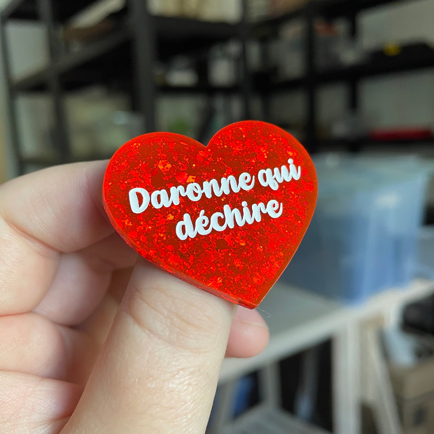 Broche "Daronne qui déchire" en acrylique à paillettes rouges orangées