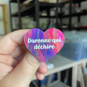 Broche "Daronne qui déchire" en acrylique marbrée multicolore