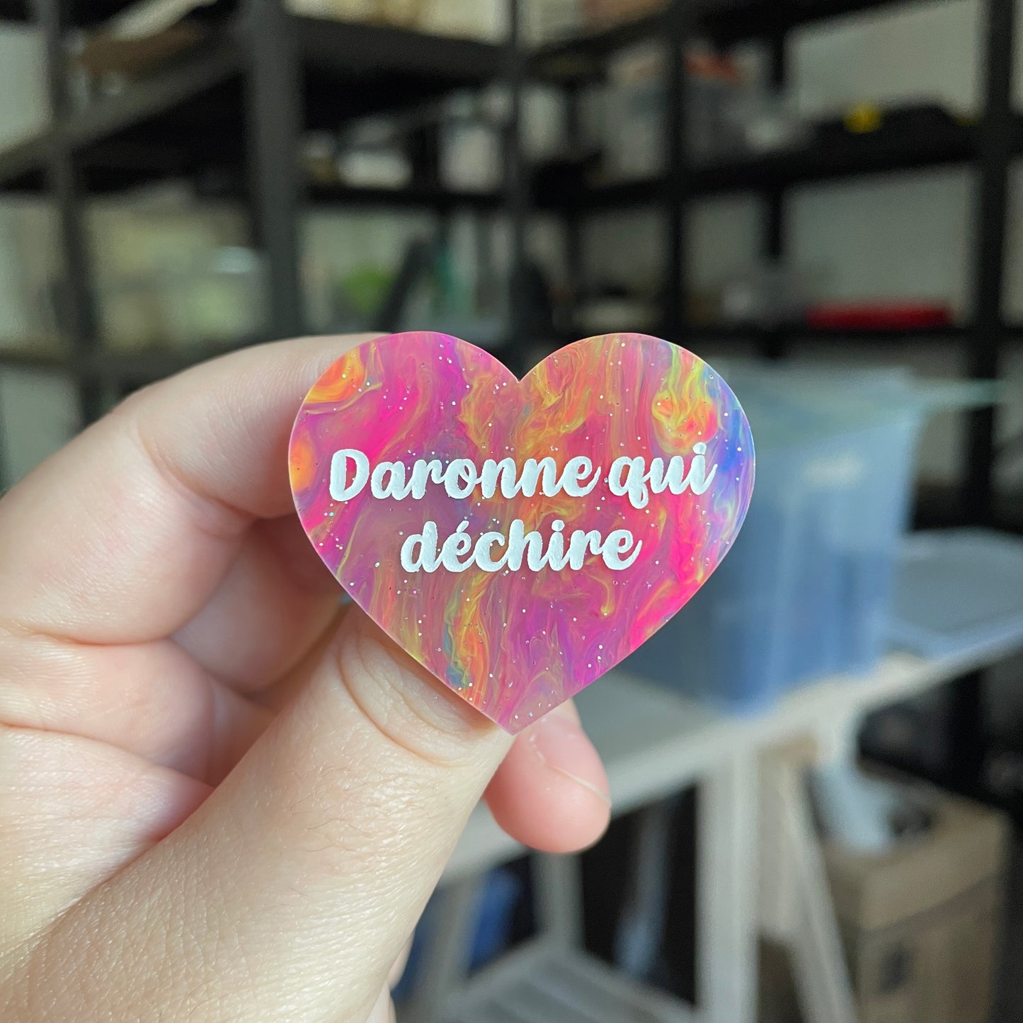 Broche "Daronne qui déchire" en acrylique marbrée multicolore