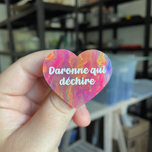 Broche "Daronne qui déchire" en acrylique marbrée multicolore