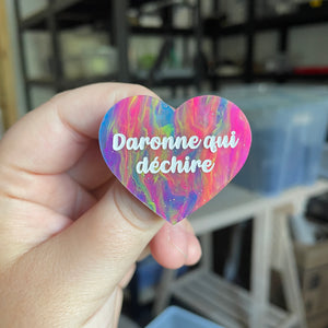 Broche "Daronne qui déchire" en acrylique marbrée multicolore