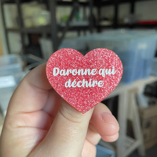 Broche "Daronne qui déchire" en acrylique à paillettes roses