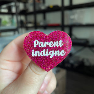 Broche "Parent indigne" en acrylique à paillettes roses foncées