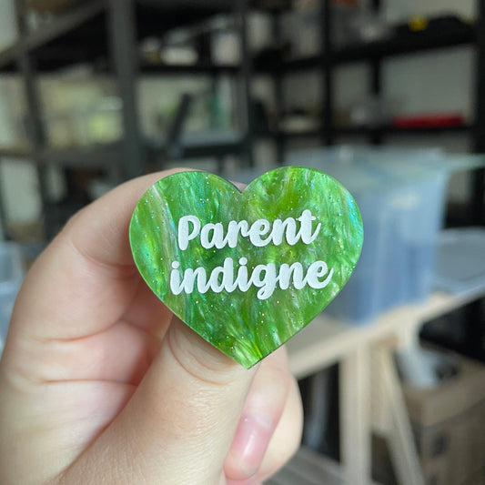 Broche "Parent indigne" en acrylique marbrée verte à paillettes