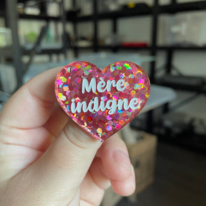 Broche "Mère indigne" en acrylique semi-transparente avec des confettis corail