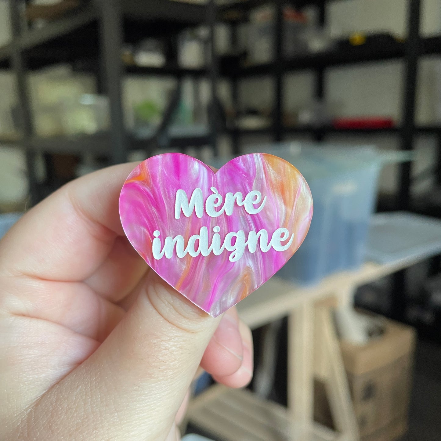 Broche "Mère indigne" en acrylique marbrée rose, orange et blanche