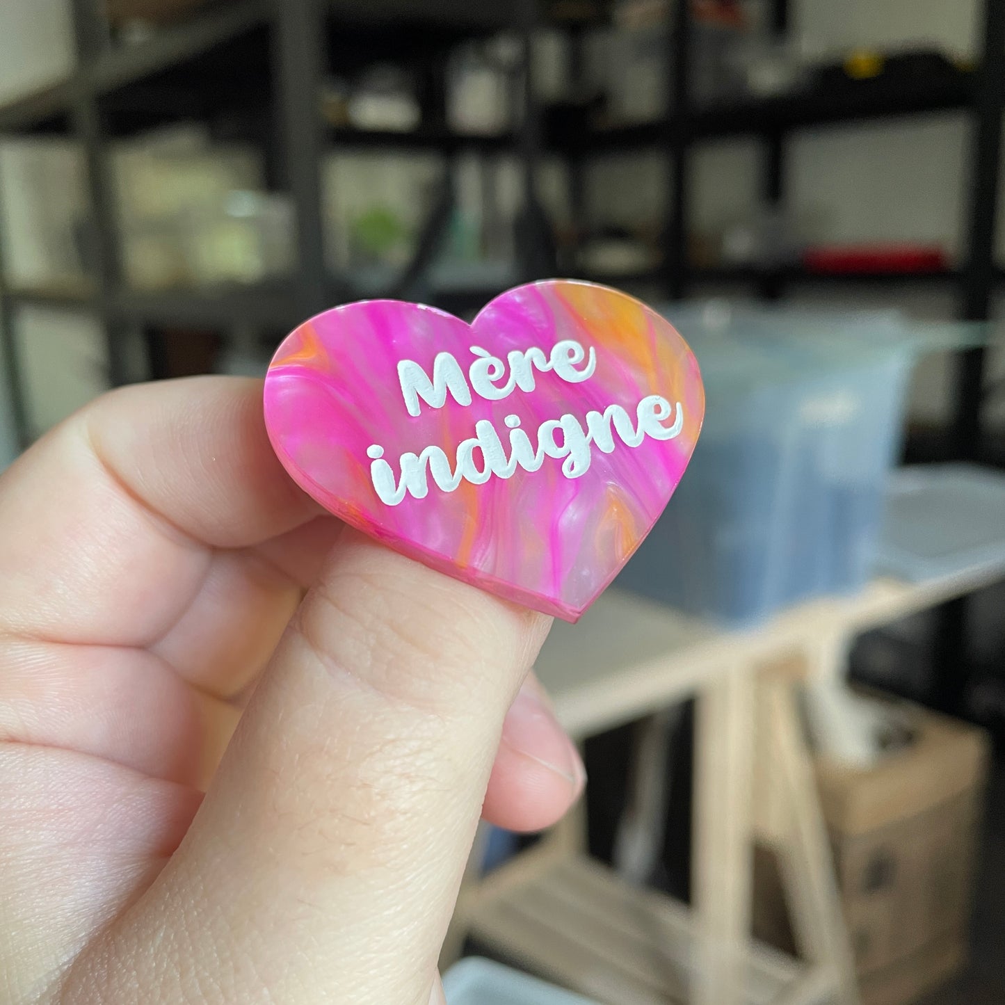 Broche "Mère indigne" en acrylique marbrée rose, orange et blanche