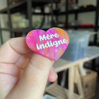 Broche "Mère indigne" en acrylique marbrée rose, orange et blanche