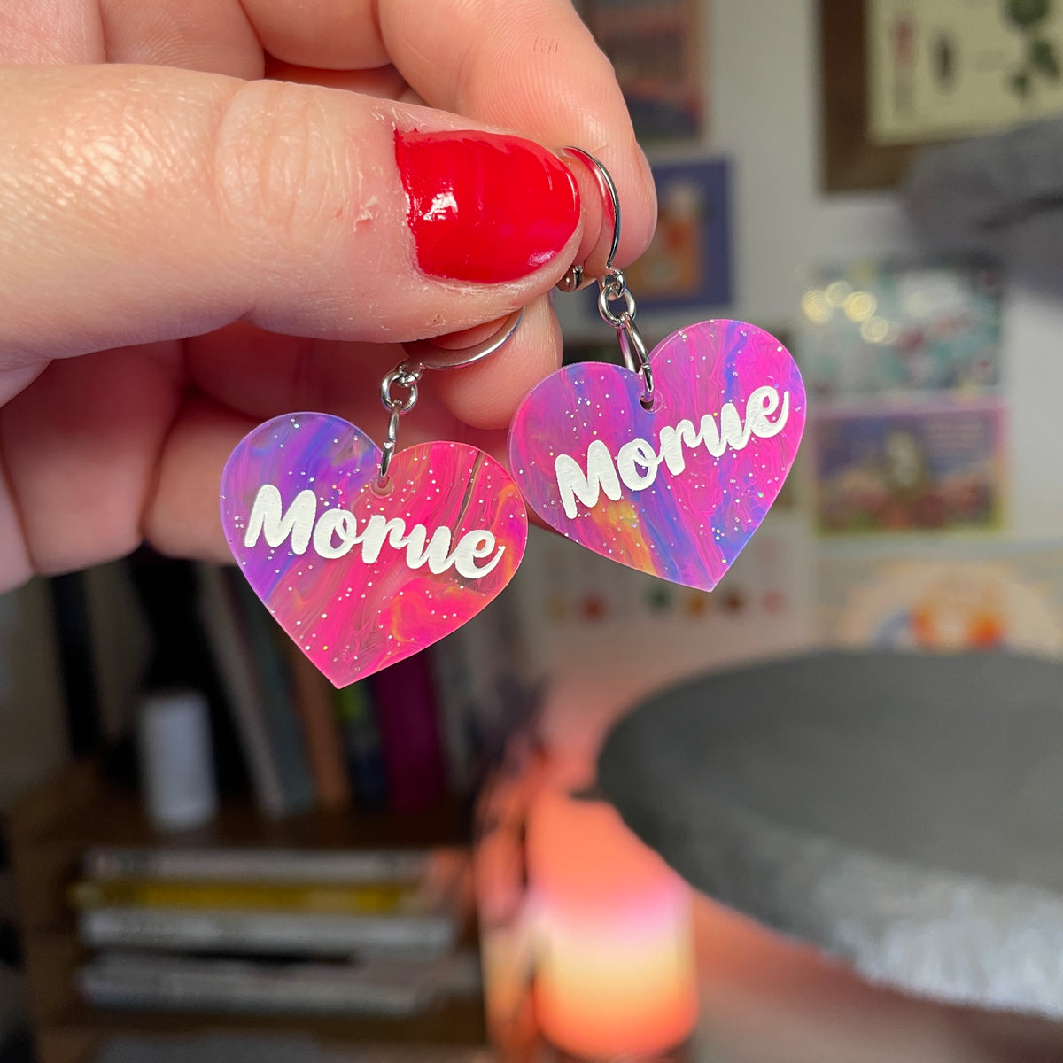Petites boucles d'oreilles coeurs pendantes "Morue" en acrylique semi transparente marbrée multicolore