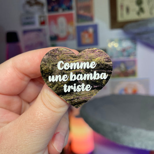 Broche "Comme une bamba triste" en acrylique marbrée noire, violette et dorée à paillettes