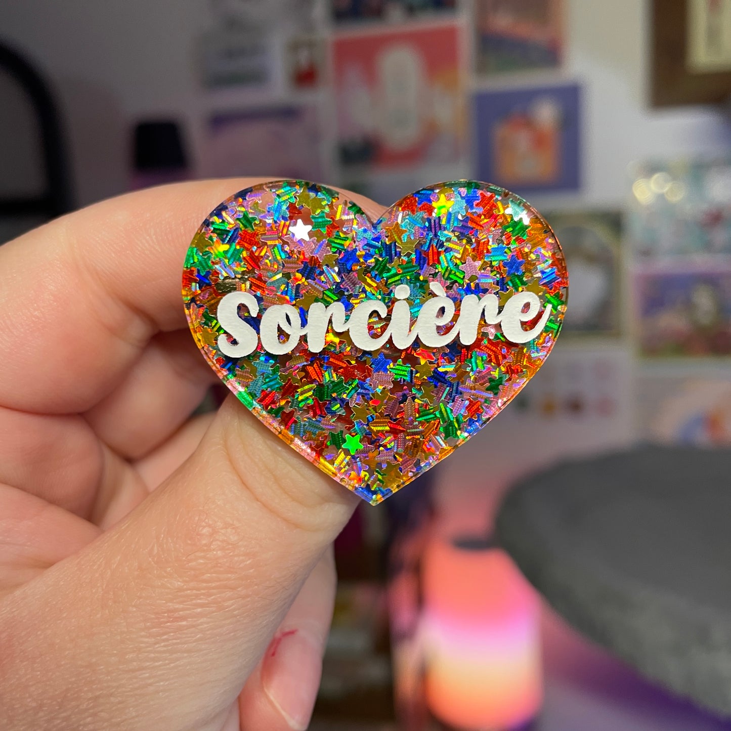 Broche "Sorcière" en acrylique semi transparente avec des étoiles multicolores