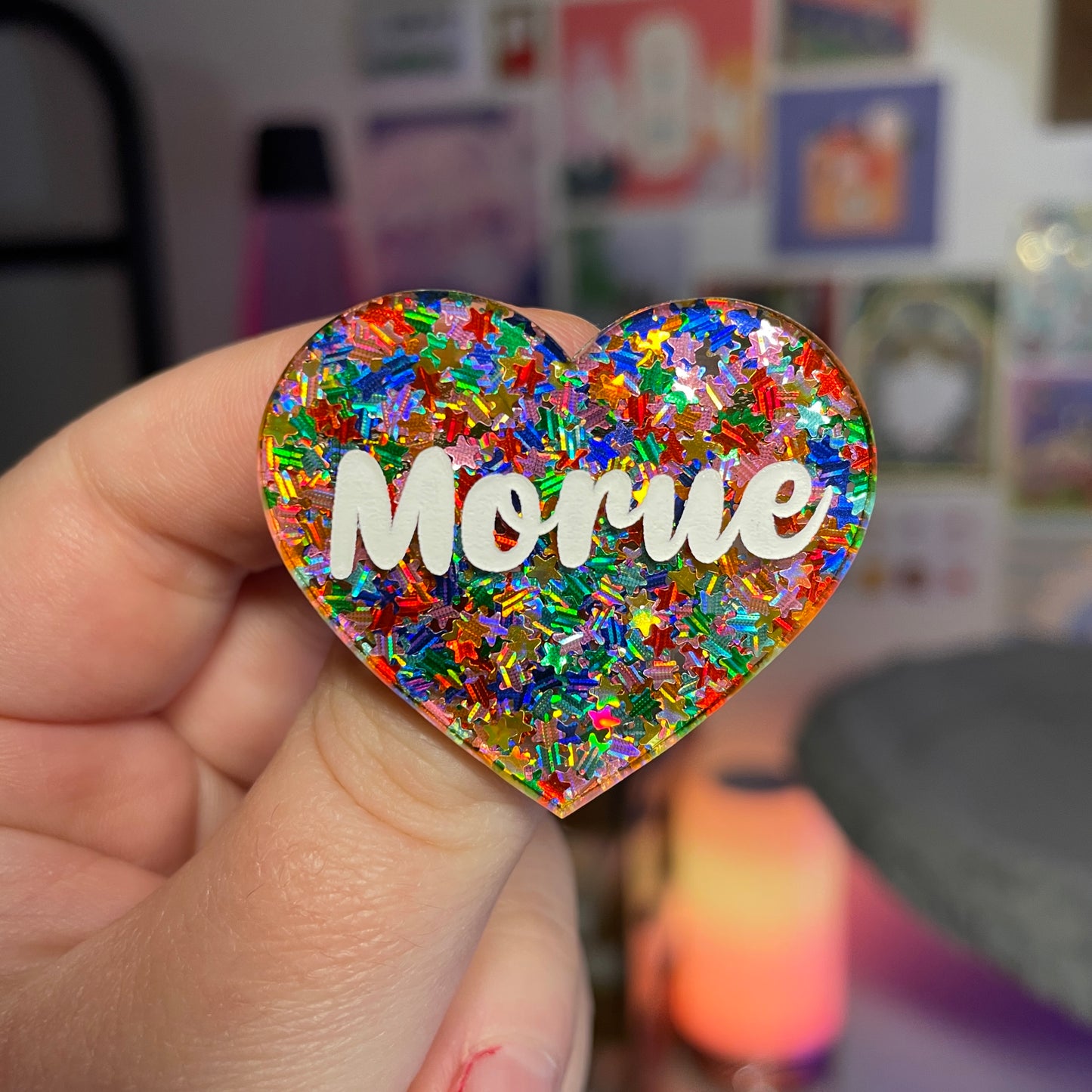 Broche "Morue" en acrylique semi transparente avec des étoiles multicolores