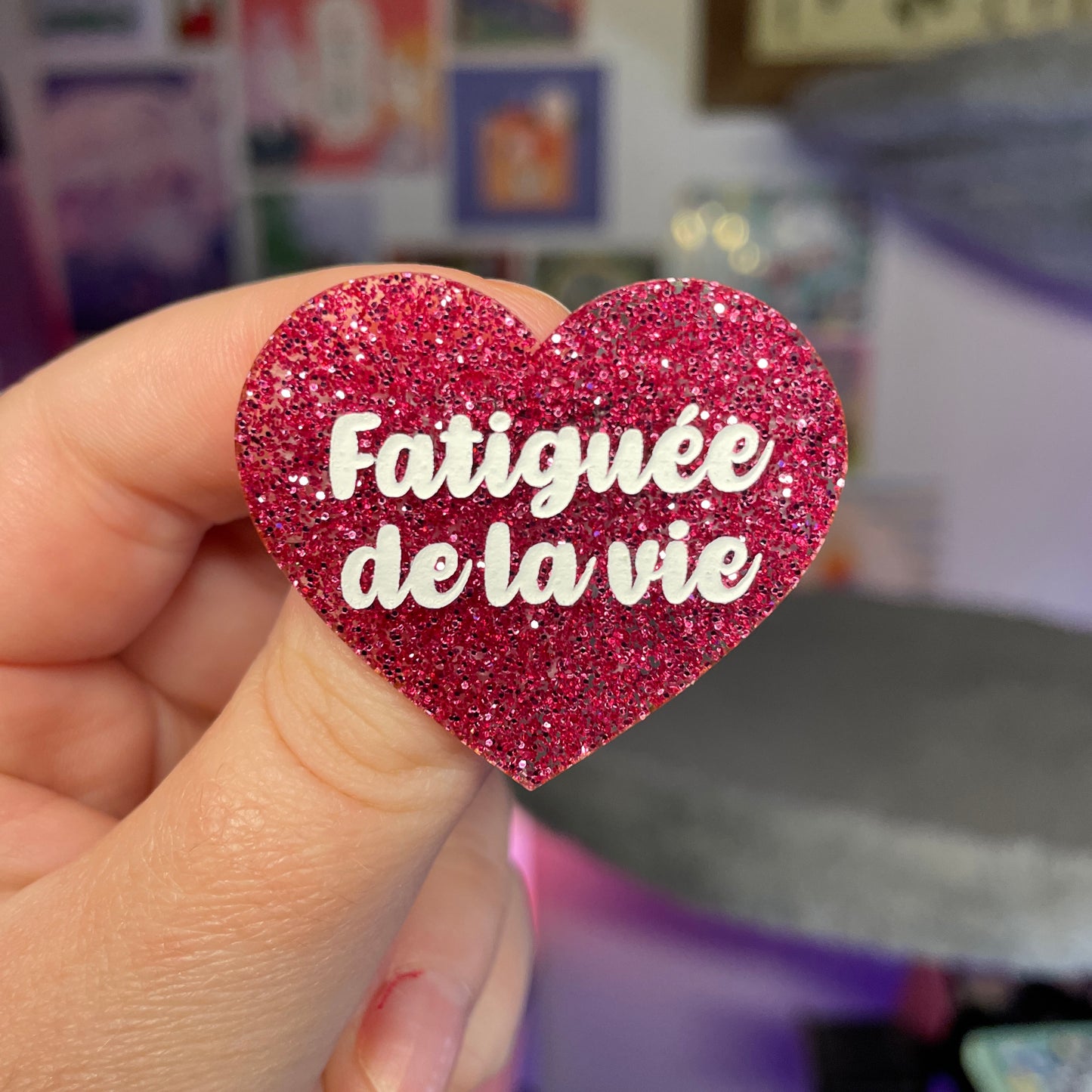 Broche "Fatiguée de la vie" en acrylique à paillettes roses