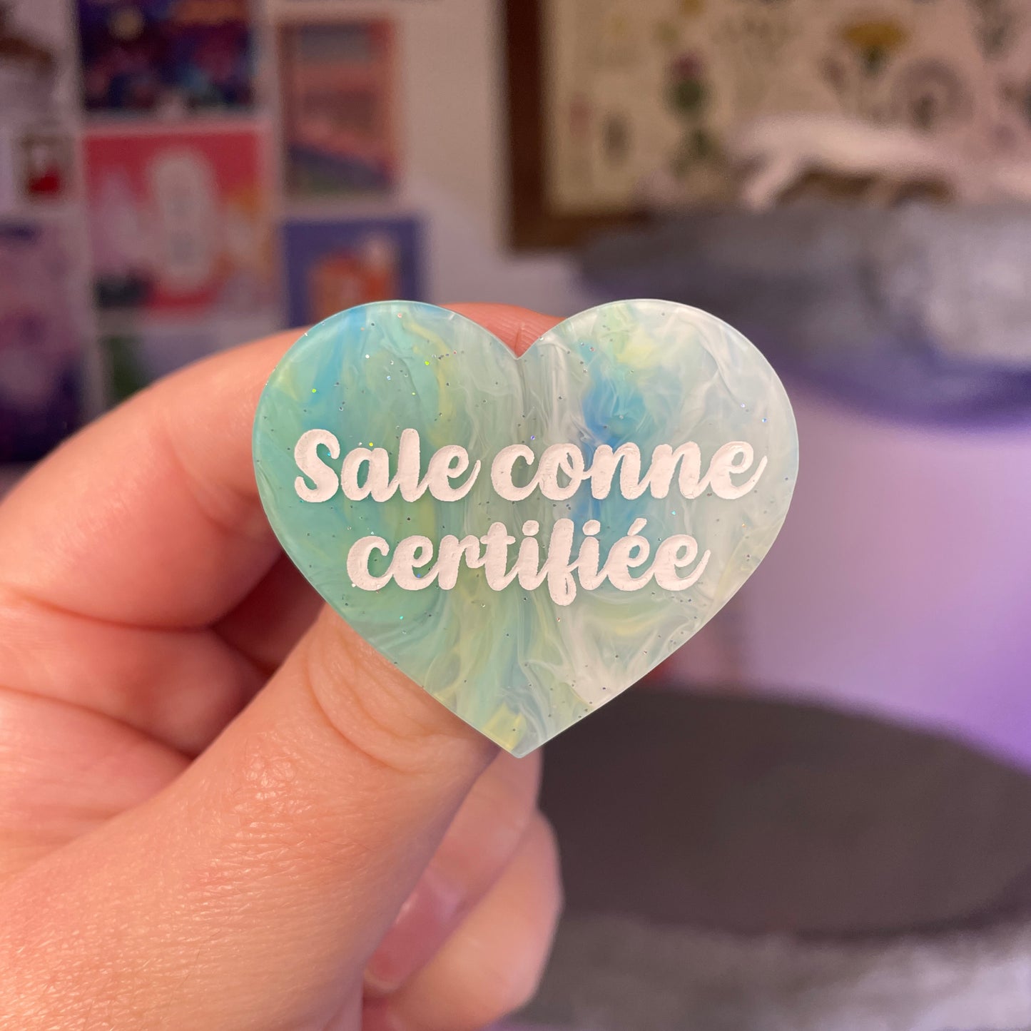 Broche "Sale conne certifiée" en acrylique marbrée bleue et jaune