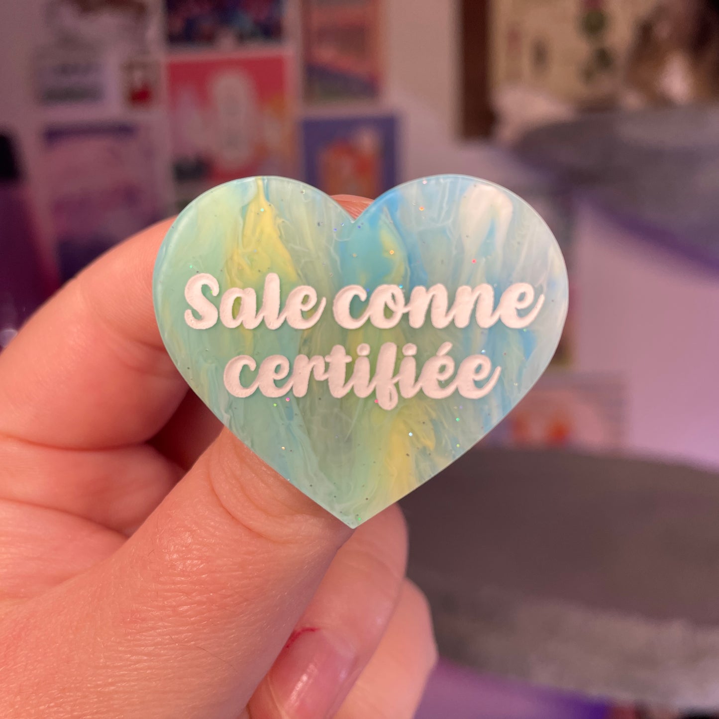 Broche "Sale conne certifiée" en acrylique marbrée bleue et jaune