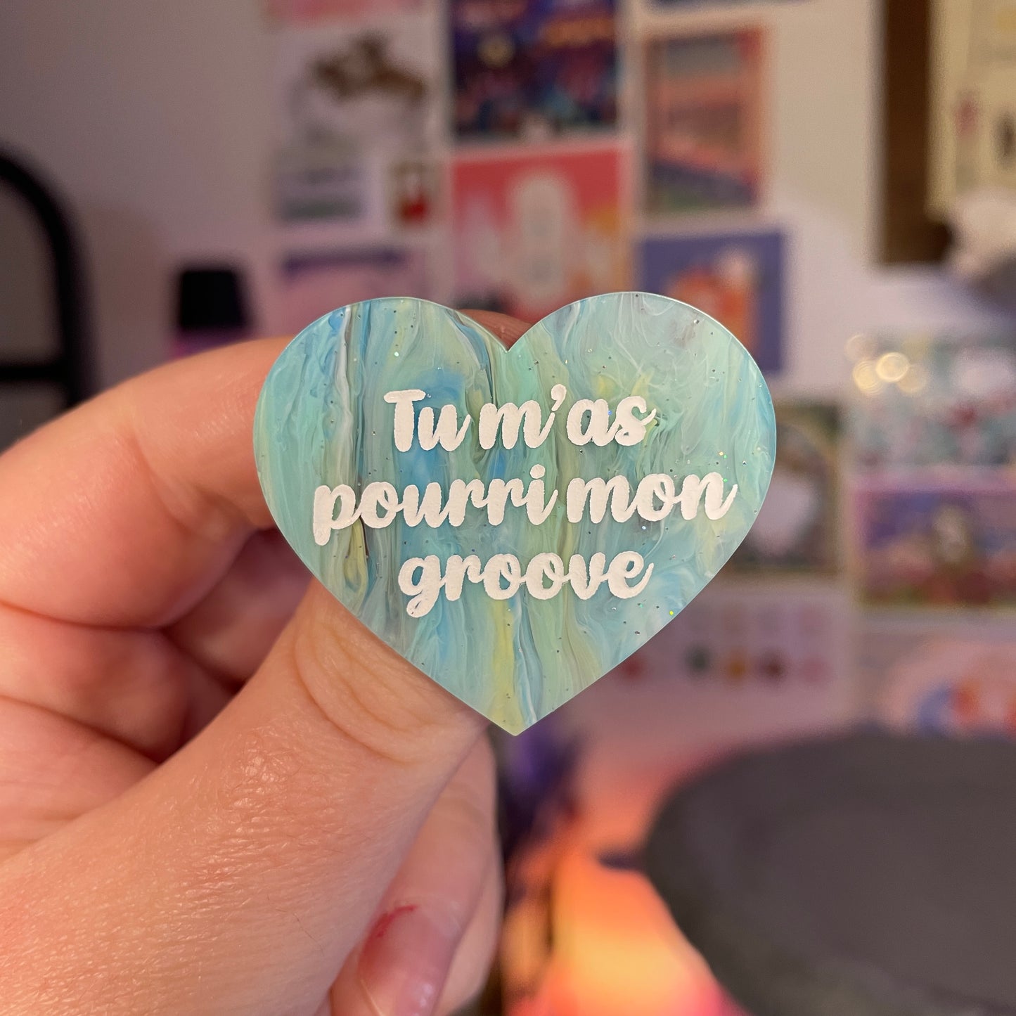 Broche "Tu m'as pourri mon groove" en acrylique marbrée bleue et jaune