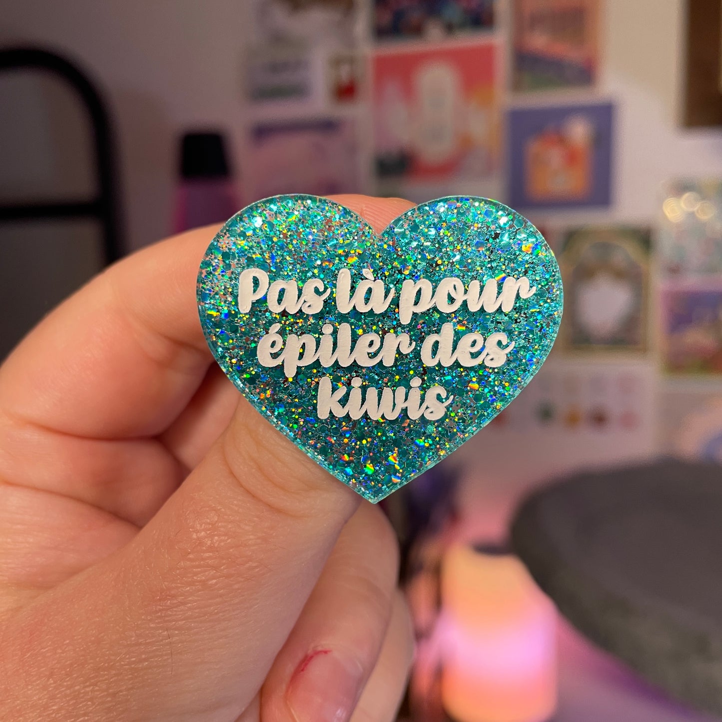 Broche "Pas là pour épiler des kiwis" en acrylique à paillettes turquoise