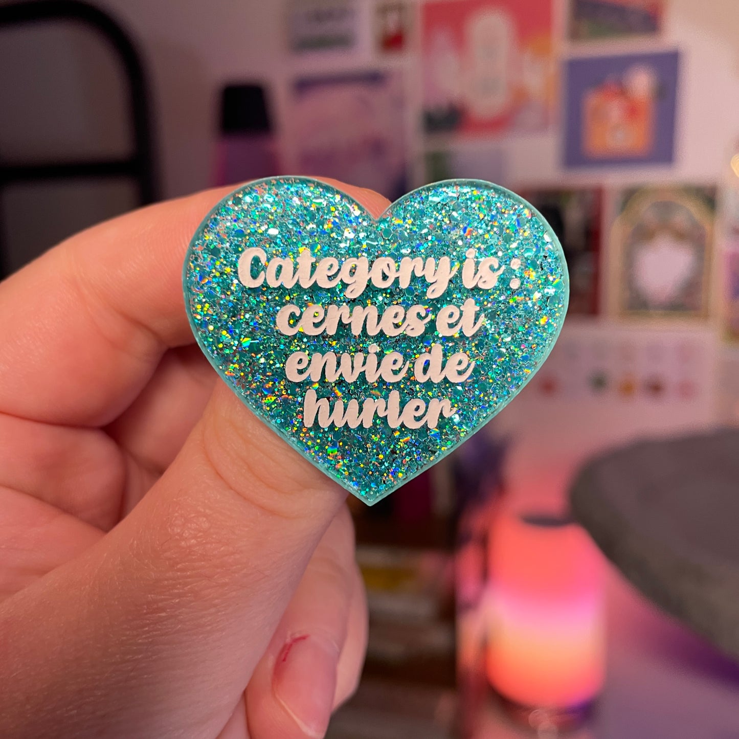 Broche "Category is : cernes et envie de hurler" en acrylique à paillettes turquoise