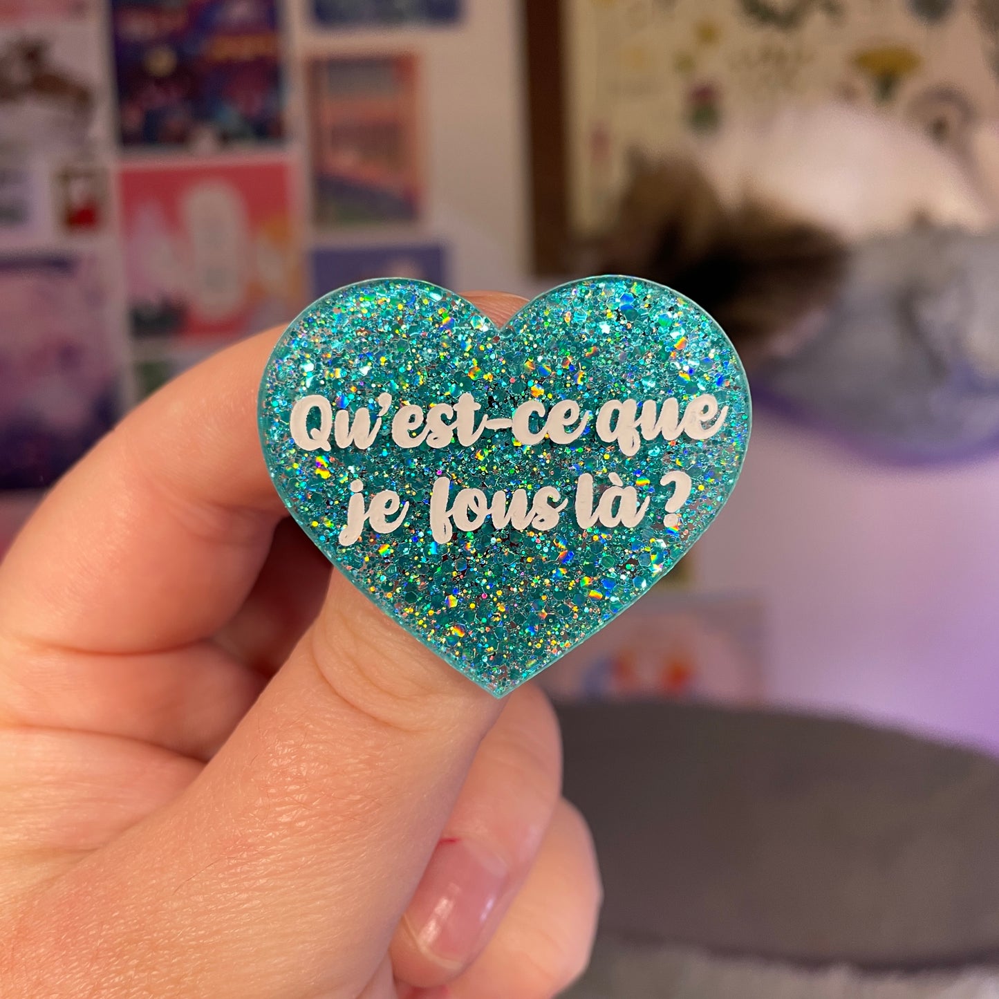 Broche "Qu'est-ce que je fous là ?" en acrylique à paillettes turquoise
