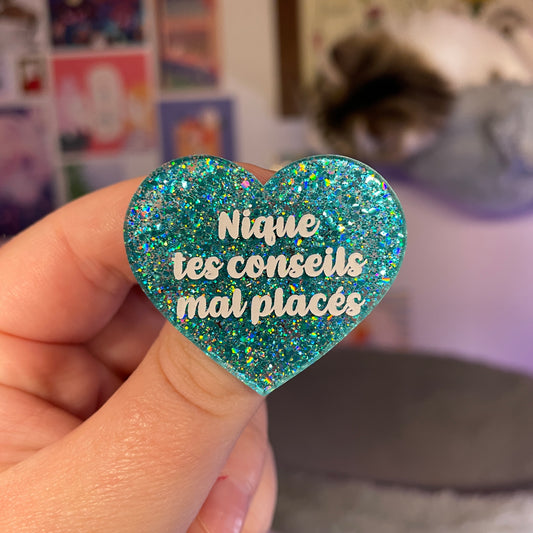 Broche "Nique tes conseils mal placés" en acrylique à paillettes turquoise