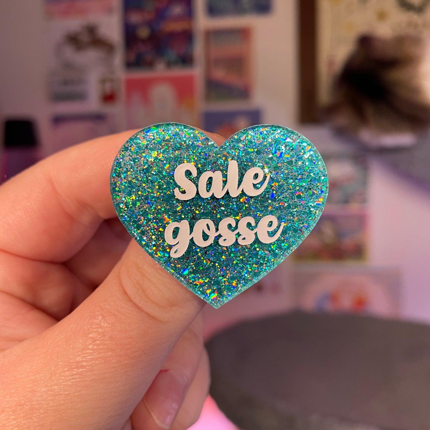 Broche "Sale gosse" en acrylique à paillettes turquoise