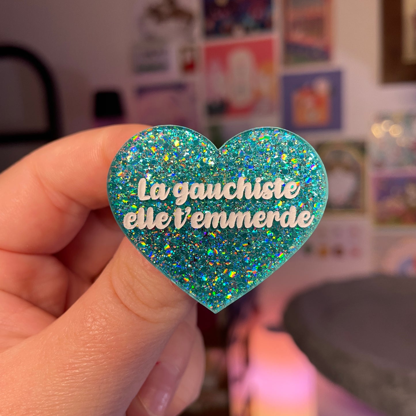 Broche "La gauchiste elle t'emmerde" en acrylique à paillettes turquoise